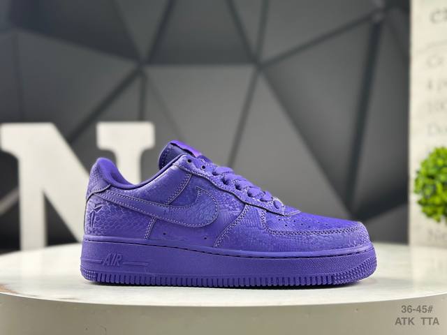 耐克 Nike Air Force 7空军一号低帮百搭休闲运动板鞋。柔软、弹性十足的缓震性能和出色的中底设计，横跨复古与现代的外型结合，造就出风靡全球三十多年的