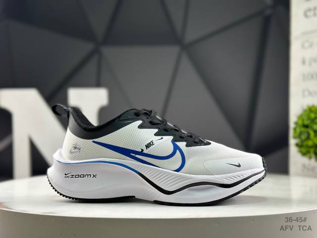 耐克 Nike Zoom Plus 全新跑鞋 采用密度更高的材料 而且去除了前一代中操作的支撑 撑条设计 兼顾迅疾外观和稳固脚感 后跟覆面和中足动态支撑巧妙融合