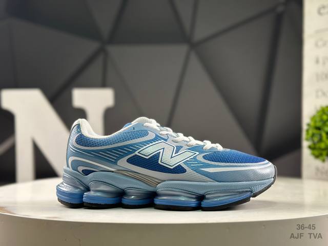 新百伦 New Balance Nb U2000 运动跑步鞋。此复刻经典鞋款，加入当下大热的户外元素，以曾经篮球鞋款型式样加以打造鞋款造型。编织鞋带以及加强稳固