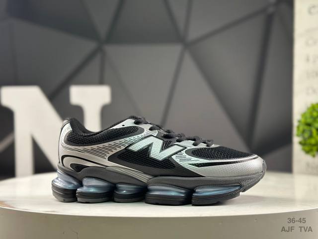 新百伦 New Balance Nb U2000 运动跑步鞋。此复刻经典鞋款，加入当下大热的户外元素，以曾经篮球鞋款型式样加以打造鞋款造型。编织鞋带以及加强稳固