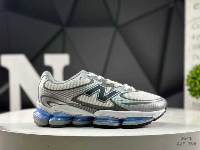 新百伦 New Balance Nb U2000 运动跑步鞋。此复刻经典鞋款，加入当下大热的户外元素，以曾经篮球鞋款型式样加以打造鞋款造型。编织鞋带以及加强稳固