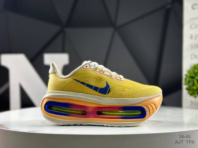 耐克 Nike Zoom Premium 耐克 飞马 舒适减震防滑 低帮跑步鞋全掌Reactx泡绵中底 前掌和后跟还配备了Air Zoom气垫单元 据说跑起来更