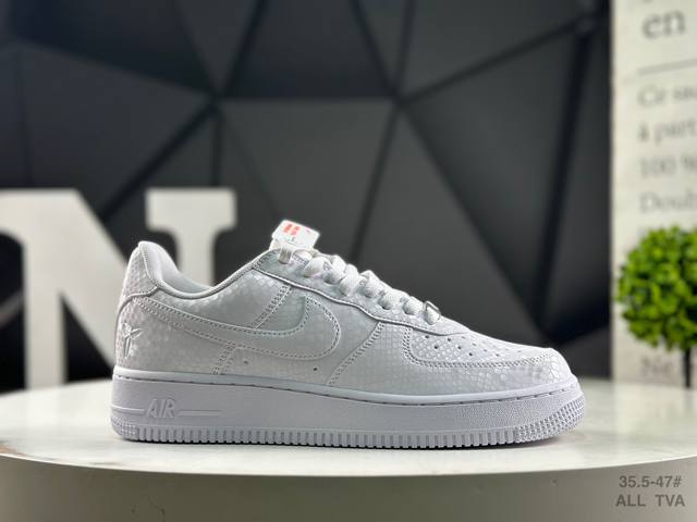 耐克 Nike Air Force 7空军一号低帮百搭休闲运动板鞋。柔软、弹性十足的缓震性能和出色的中底设计，横跨复古与现代的外型结合，造就出风靡全球三十多年的