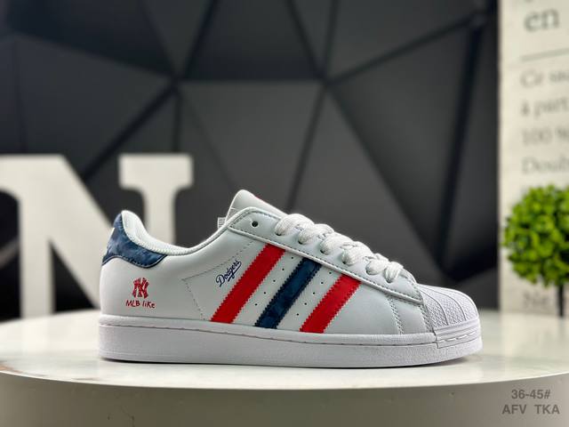 阿迪达斯 Adidas Superstar 2025年新款鞋子 蛇年新款经典贝壳头系列 新款休闲板鞋潮流男女士运动鞋 。鞋面柔软皮革拼接材质 标志性的贝壳鞋头，