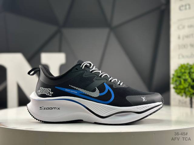耐克 Nike Zoom Plus 全新跑鞋 采用密度更高的材料 而且去除了前一代中操作的支撑 撑条设计 兼顾迅疾外观和稳固脚感 后跟覆面和中足动态支撑巧妙融合