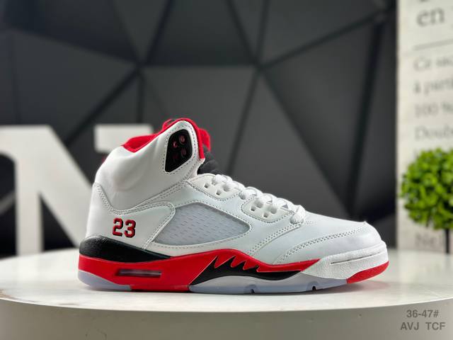 耐克 Air Jordan 5 Retro Black Metallic Reimagined 高帮 2025复刻 系列 整体设计还原元年的风格，采用黑色麂皮覆