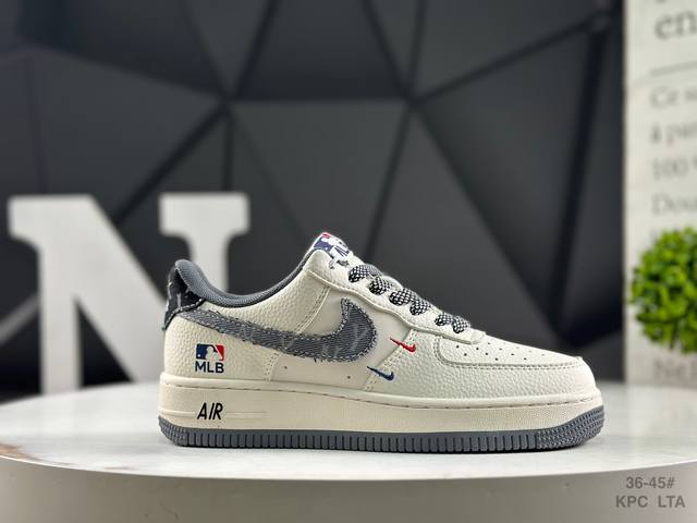 耐克 Nike Air Force 1“07空军一号低帮百搭休闲运动板鞋。柔软、弹性十足的缓震性能和出色的中底设计，横跨复古与现代的外型结合，造就出风靡全球三十