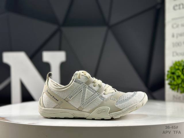 Nb New Balance 发布新作 Mt10O，捕捉贴地回弹力，还原透气柔软感。 作为New Balance Minimus系列中的一员，Mt10O 源自