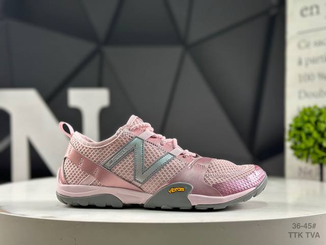 Nb New Balance 发布新作 Mt10O，捕捉贴地回弹力，还原透气柔软感。 作为New Balance Minimus系列中的一员，Mt10O 源自