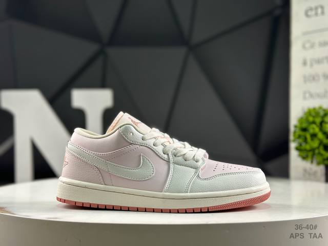 耐克 Air Jordan 1 Low 低帮 蓝柠檬 Aj1 乔丹1代 Aj1 乔1 低邦 蓝黄拼接 乔丹篮球鞋系列 鞋身采用蓝色皮革勾勒轮廓，明黄色注入后跟收