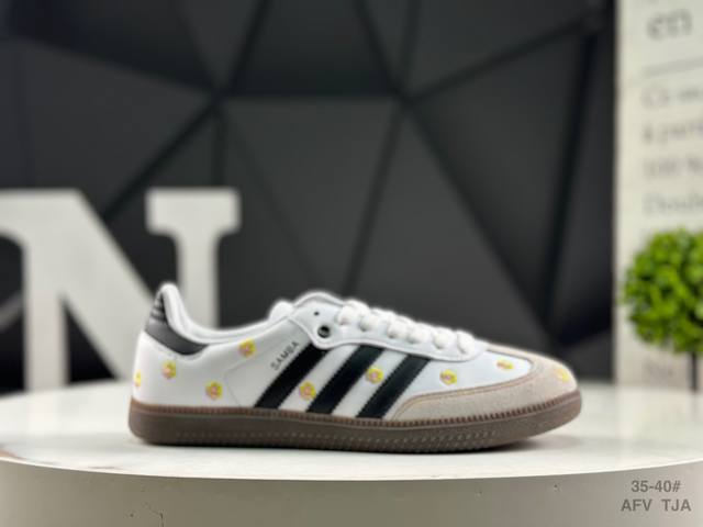 阿迪达斯 Ad Original Samba Og 复古经典轻便板鞋 这款桑巴鞋展示了高质量的工艺 带有装饰的超锁缝制和无缝的手感 柔软、柔软的皮革造型和标志性
