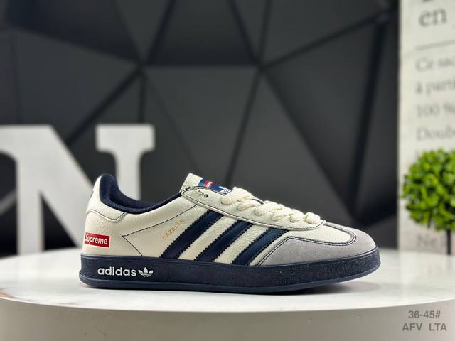 公司级带半码 阿迪达斯 Adidas Samba Og 经典鞋款 Adidas 近70年的经典Samba Og 修长的鞋楦,略微尖尖的鞋头,翻毛皮的鞋头拼接,这
