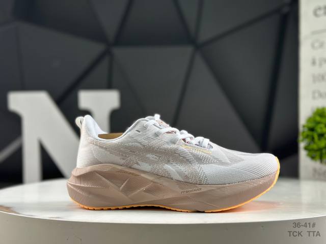 亚瑟士 Asics Novablast 5 低帮轻量透气缓震休闲运动跑步鞋 采用单丝纤维网布鞋面材质 鞋口圈柔软反绒皮材料 全新Eva与Obc混合发泡中底 外置