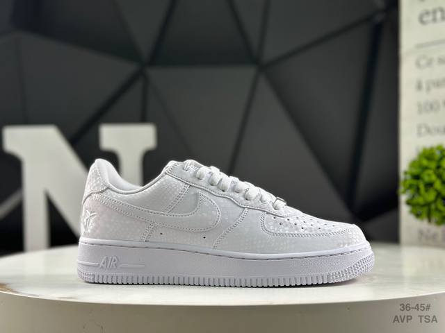 耐克 Nike Air Force 1“07空军一号低帮百搭休闲运动板鞋。柔软、弹性十足的缓震性能和出色的中底设计，横跨复古与现代的外型结合，造就出风靡全球三十