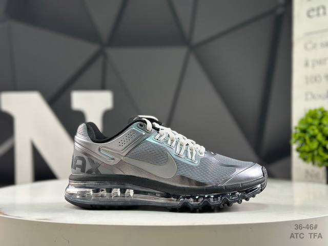 耐克 Nike Air Max 2013 运动鞋携时尚设计闪亮回归，出众有型。采用网眼布细节和运动风无缝覆面，助你保持清爽感受，塑就焕新造型。经典 Flywir
