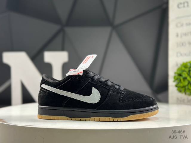耐克 Nike Sb Dunk Low Pro 男女同款运动鞋复古板鞋，尽情迈步，彰显个性风采。采用皮革鞋面，经久耐穿，塑就如元年款 Dunk 般的复古质感。鞋