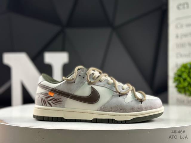 耐克 Nike Dunk Sb顾名思义，具有经典的Dunk血缘，又注入了更多的时尚元素。相较于普通的Dunk滑板鞋，改良版的Dunk Sb加厚了鞋舌的填充，使舒
