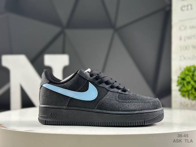 耐克 Nike Air Force 7空军一号低帮百搭休闲运动板鞋。柔软、弹性十足的缓震性能和出色的中底设计，横跨复古与现代的外型结合，造就出风靡全球三十多年的