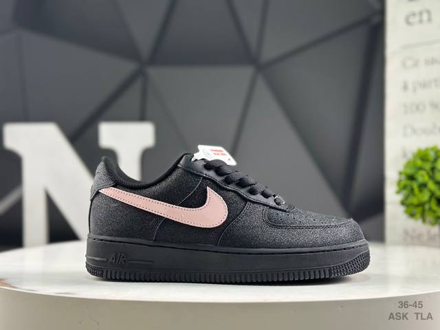 耐克 Nike Air Force 7空军一号低帮百搭休闲运动板鞋。柔软、弹性十足的缓震性能和出色的中底设计，横跨复古与现代的外型结合，造就出风靡全球三十多年的