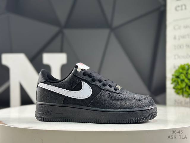 耐克 Nike Air Force 7空军一号低帮百搭休闲运动板鞋。柔软、弹性十足的缓震性能和出色的中底设计，横跨复古与现代的外型结合，造就出风靡全球三十多年的