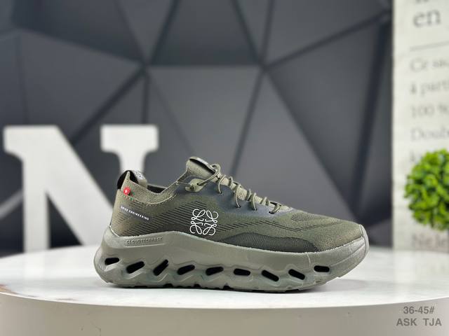 On 昂跑 Cloud 轻量运动休闲鞋！脚感很舒服，鞋底柔软且包裹性好，上脚显腿长，不用系鞋带很方便～ 不管休闲还是运动都很百搭。 尺码：如图所示 Ask Tj
