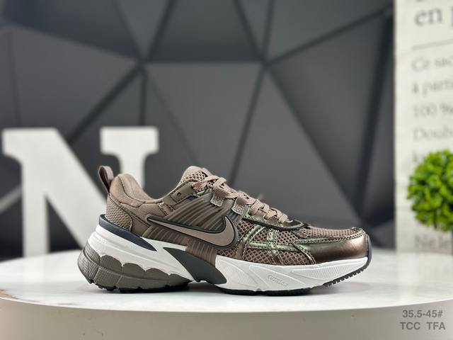 耐克 Nike V2K Run跑步鞋复古风潮 网面透气运动鞋 灰银紧致的鞋面材质提供良好的包裹性鞋侧 Swoosh以及鞋头部分搭配增添不少亮点的镀铬细节鞋垫上印