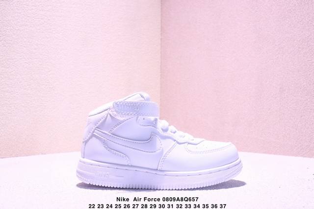 22-37耐克Nike Air Force 1“07 空军一号低帮百搭休闲运动板鞋。柔软、弹性十足的缓震性能和出色的中底设计，横跨复古与现代的外结合，造就出风靡