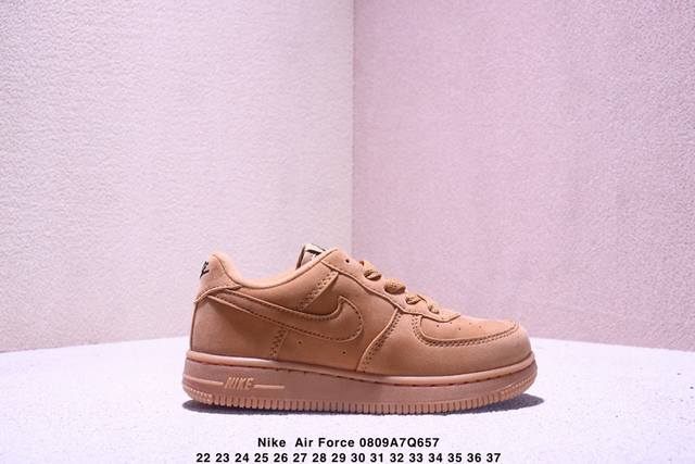 22-37童鞋麦色 耐克Nike Air Force 1“07 空军一号低帮百搭休闲运动板鞋。柔软、弹性十足的缓震性能和出色的中底设计，横跨复古与现代的外结合，