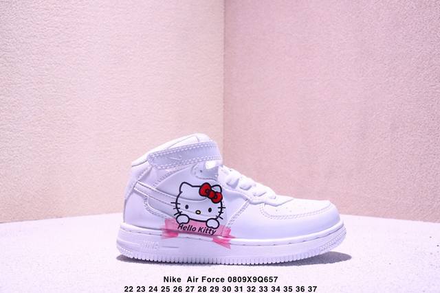 22-37童鞋全白彩绘 耐克Nike Air Force 7 空军一号低帮百搭休闲运动板鞋。柔软、弹性十足的缓震性能和出色的中底设计，横跨复古与现代的外结合，造