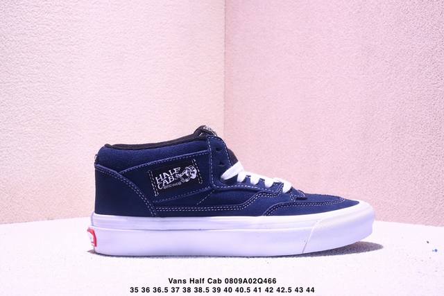 Vans Half Cab 蓝色 专业滑板鞋款 Halfcab已经迎来了发售30周年，作为Vans代表鞋款之一，这双为传奇滑手Stevecaballer打造的签