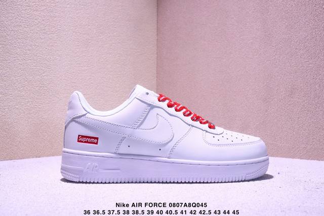 耐克Nike Air Force 1‘07 空军一号低帮百搭休闲运动板鞋。柔软、弹性十足的缓震性能和出色的中底设计，横跨复古与现代的外型结合，造就出风靡全球三十