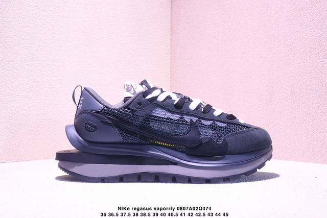 耐克Sacai X Nike Regasus Vaporrly Sp 华夫双勾三代3.0走秀 鞋身材质由翻毛皮和透气网布共同打造。熟悉的解构手法、重叠Swoos