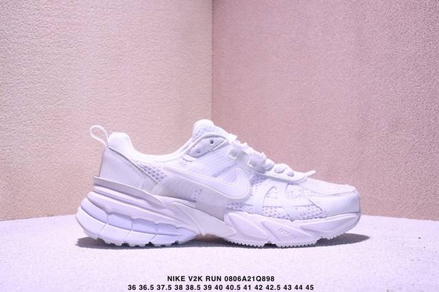 真标耐克Nike V2K Run跑步鞋复古风潮 网面透气运动鞋 灰银紧致的鞋面材质提供良好的包裹性鞋侧 Swoosh以及鞋头部分搭配增添不少亮点的镀铬细节鞋垫上