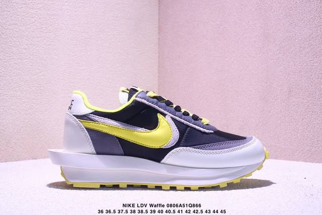 日式解构美学Sacai联名 × Nike Ldv Waffle重叠设计前卫华夫变形休闲慢跑鞋 蓝红黄Sacai在Ss19的发布会上展示了自己与Nike全新联名的