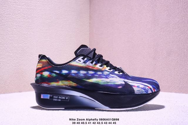 公司级新品发布 Nike Air Zoom Alphafly Next%3 Proto整体采用前作的设计语言，并且对后者的细节进行升级，马拉松和长距离路跑的性能