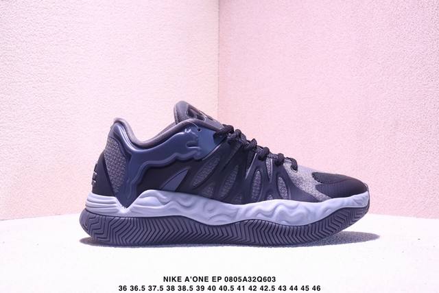 哈利伯顿首代签名 Puma Li1 鞋舌和后跟带有哈利伯顿和彪马的 Logo 元素，织物鞋面带有Tpu笼加强，Nitro 中底泡棉上面带有Salehe标志性的纹