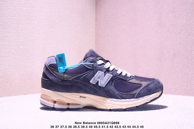 公司级New Balance 2002R 复古单品 热门复古鞋型New Balance 2002R 近日又曝出一款全新配色并释出官图 整双鞋采用棕色和米色主打