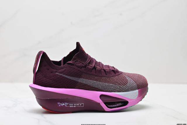 公司级新品发布 Nike Air Zoom Alphafly Next%3 Proto整体采用前作的设计语言，并且对后者的细节进行升级，马拉松和长距离路跑的性能