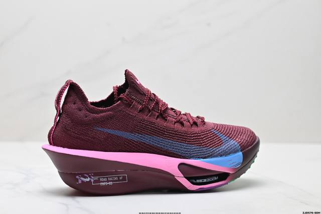 公司级新品发布 Nike Air Zoom Alphafly Next%整体采用前作的设计语言，并且对后者的细节进行升级，马拉松和长距离路跑的性能极限设计而生。