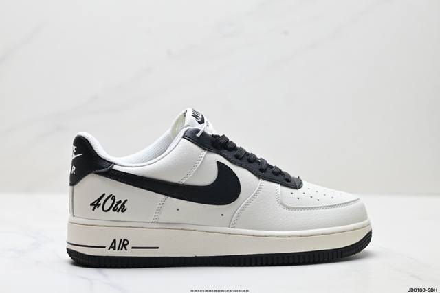真标耐克Nike Air Force 1’07空军一号低帮百搭休闲运动板鞋。柔软、弹性十足的缓震性能和出色的中底设计，横跨复古与现代的外型结合，造就出风靡全球三