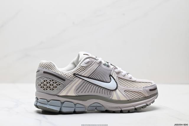 公司级耐克Nike Zoom Vomero 5 马拉松复古跑五代休闲运动慢跑鞋 采用环保纤维革饰片组合网眼布鞋面材质 升级正确后跟Tpu加固 耐弯折热塑框架支撑