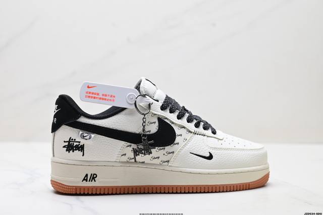 公司级耐克Nike Air Force 1’07空军一号低帮百搭休闲运动板鞋。柔软、弹性十足的缓震性能和出色的中底设计，横跨复古与现代的外型结合，造就出风靡全球