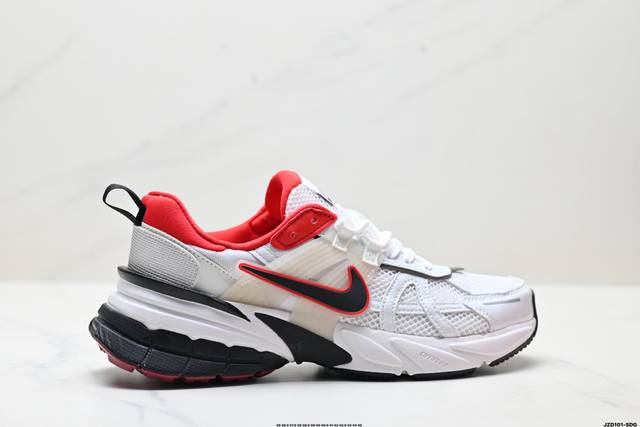 真标耐克Nike V2K Run跑步鞋复古风潮 网面透气运动鞋 灰银紧致的鞋面材质提供良好的包裹性鞋侧 Swoosh以及鞋头部分搭配增添不少亮点的镀铬细节鞋垫上