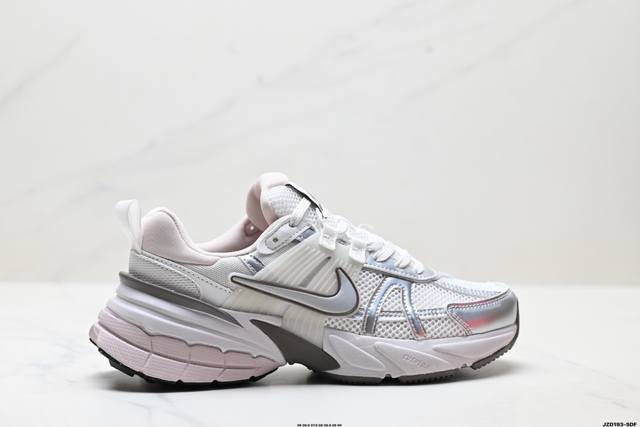 真标耐克Nike V2K Run跑步鞋复古风潮 网面透气运动鞋 灰银紧致的鞋面材质提供良好的包裹性鞋侧 Swoosh以及鞋头部分搭配增添不少亮点的镀铬细节鞋垫上