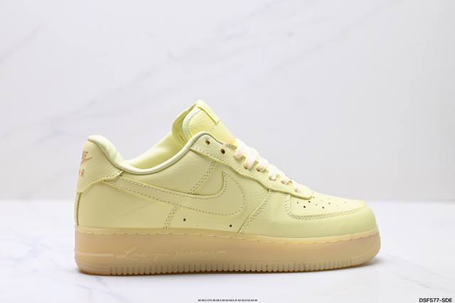 真标耐克Nike Air Force 7空军一号低帮百搭休闲运动板鞋。柔软、弹性十足的缓震性能和出色的中底设计，横跨复古与现代的外型结合，造就出风靡全球三十多年