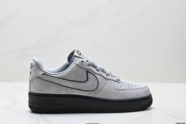真标耐克Nike Air Force 1’07空军一号低帮百搭休闲运动板鞋。柔软、弹性十足的缓震性能和出色的中底设计，横跨复古与现代的外型结合，造就出风靡全球三
