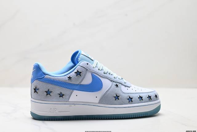 公司级耐克Nike Air Force 1‘07 空军一号低帮百搭休闲运动板鞋。柔软、弹性十足的缓震性能和出色的中底设计，横跨复古与现代的外型结合，造就出风靡全