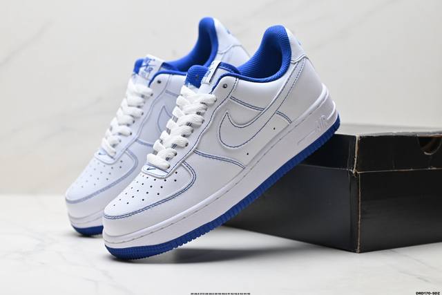 真标耐克Nike Air Force 1‘07空军一号低帮百搭休闲运动板鞋。柔软、弹性十足的缓震性能和出色的中底设计，横跨复古与现代的外型结合，造就出风靡全球三