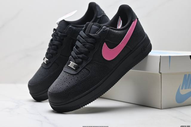 公司级耐克Nike Air Force 1’07空军一号低帮百搭休闲运动板鞋。柔软、弹性十足的缓震性能和出色的中底设计，横跨复古与现代的外型结合，造就出风靡全球