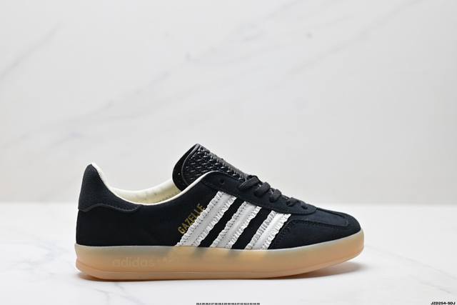 公司级Adidas Originals Gazelle Indoor 三叶草休闲防滑耐磨低帮板鞋 鞋头出色设计 塑就出众贴合感 稳固的后跟贴合足部曲线设计 软弹